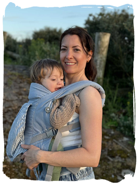 Herzlich Willkommen Lena Tauber trägt Baby in der Ergobaby Adapt Trage