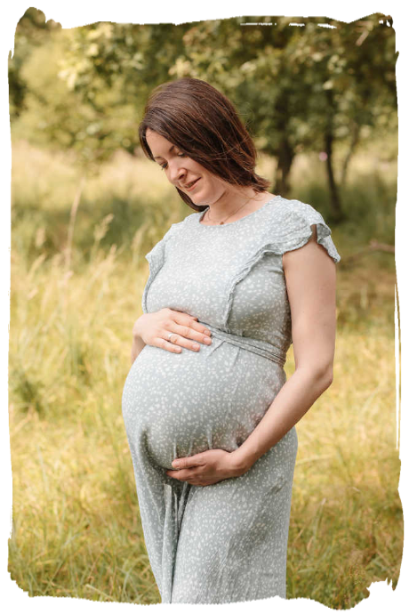 Tragen in der Schwangerschaft Bild einer schwangeren Frau