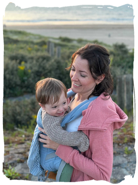 Familienmomente Lena Tauber - Baby in der Ergobaby adapt Lena Tauber trägt ihr Baby in der Ergobaby Adapt Trage,beide haben Spaß